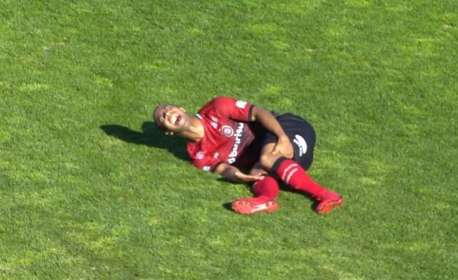 Jogo do Brasileirão tem jogador com fratura exposta e outro desacordado