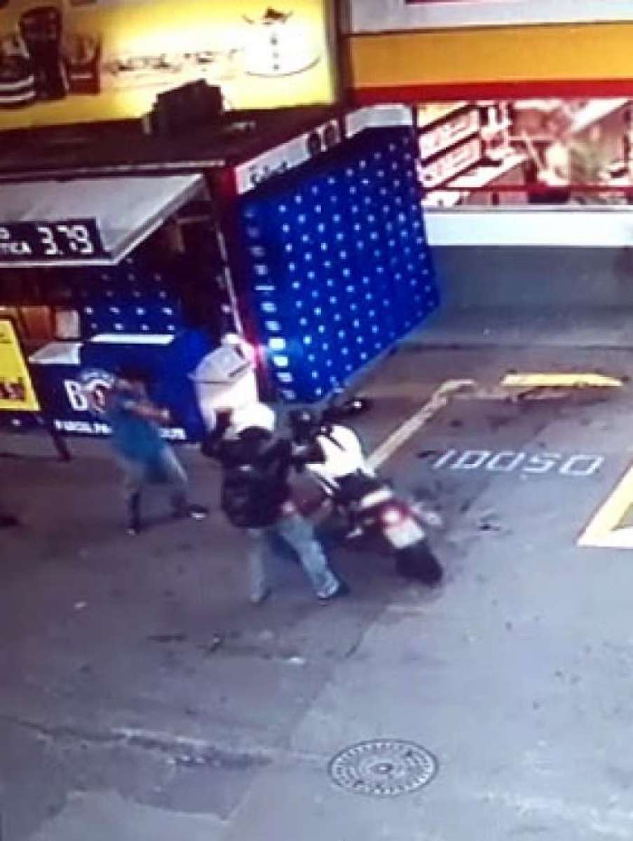 O tiro não acertou a vítima - Reprodução / Internet