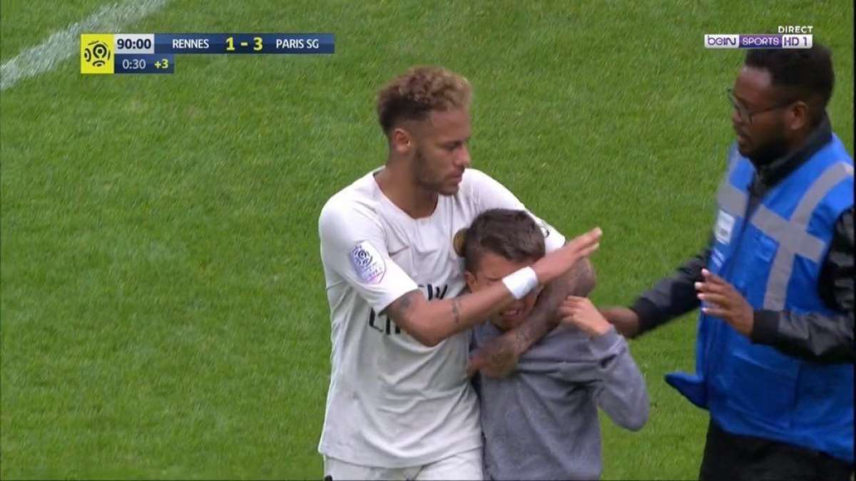 Neymar abraçou o garoto e impediu que os seguranças o retirassem do campo - Reprodução