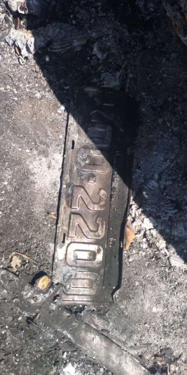 Uma placa KOQ-2200, que seria do Honda do PM, foi achada ao lado do veículo incendiado