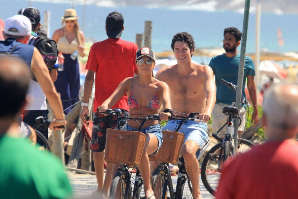 Mariana Rios e o namorado, Lucas Kalil, em Ipanema