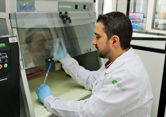 O doutor Adriano de Assis, da Universidade de Pelotas, realiza pesquisas sobre a Doença de Alzheimer