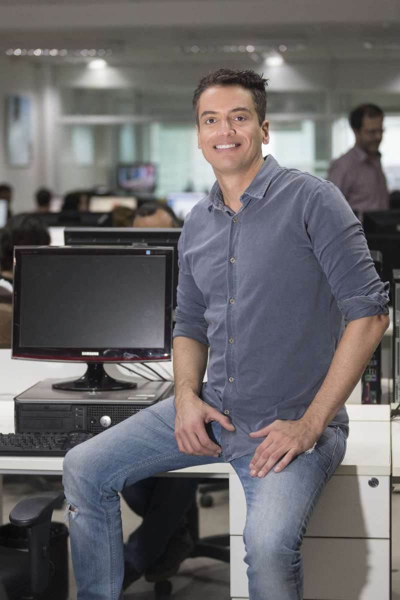 Nesta segunda-feira (24) na redação do Jornal O Dia, Leo Dias retorna ao trabalho após uma semana internado em uma clínica de reabilitação. Foto: Daniel Castelo Branco / Agência O Dia