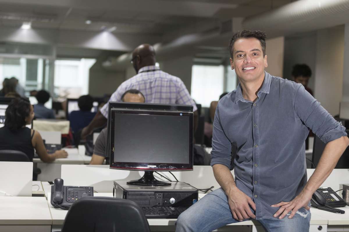 Nesta segunda-feira (24) na redação do Jornal O Dia, Leo Dias retorna ao trabalho após uma semana internado em uma clínica de reabilitação. Foto: Daniel Castelo Branco / Agência O Dia
