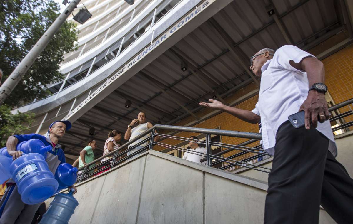 Foram comprados galões de água para consumo de pacientes e funcionários. Análise microbiológica deve ficar pronta na quinta-feira - Marcio Mercante / Agencia O Dia