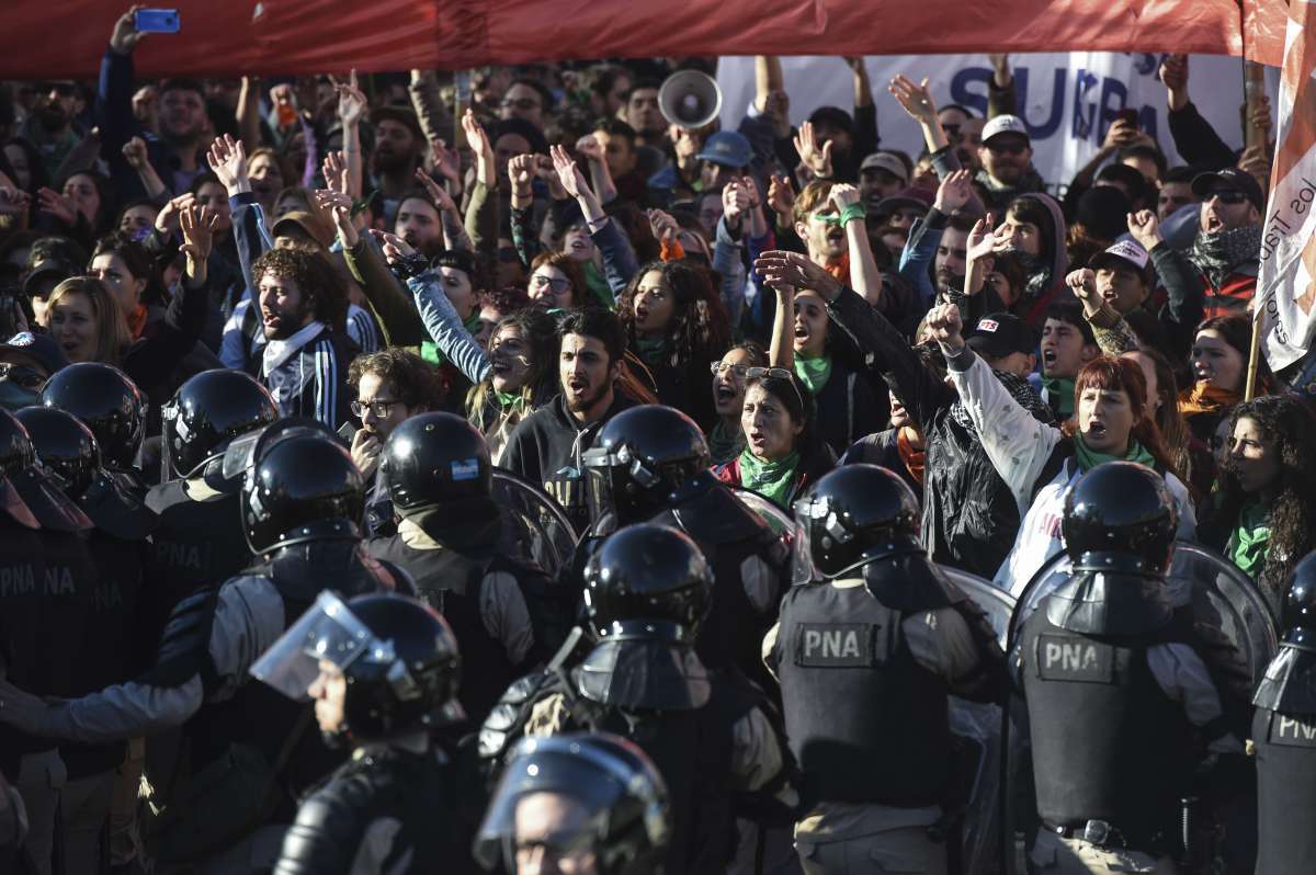 Policiais cercam manifestantes em Avellaneda 