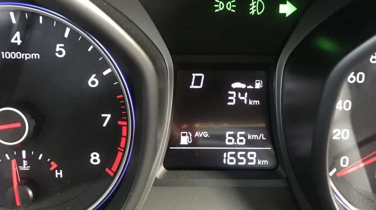 Painel de instrumentos tem computador de bordo ao centro. Dentre outras informações, o  equipamento mostra consumo, autonomia, dados da viagem