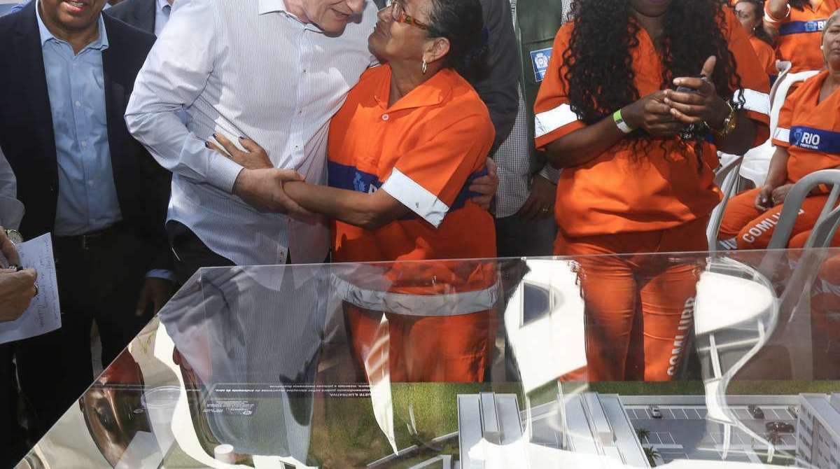 O prefeito Marcelo Crivella ao lado de garis da Comlurb