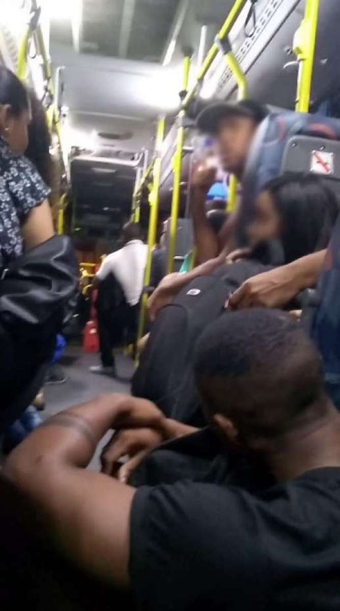 Ônibus e carro voltaram na contramão