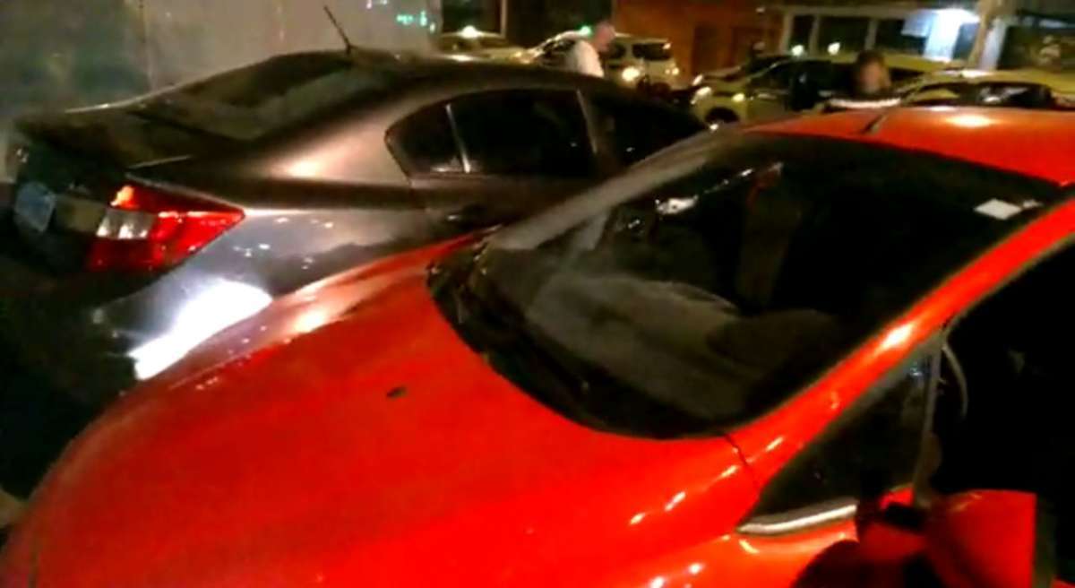 O carro roubado, onde os bandidos estavam, ficou com marcas de tiros no para-brisas