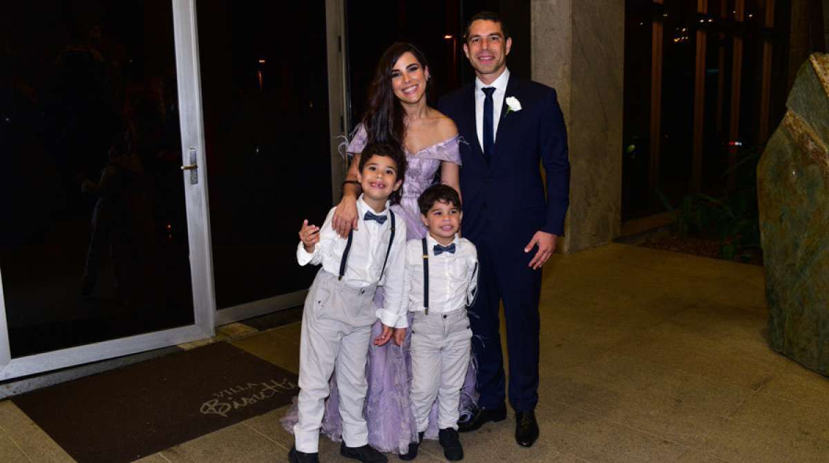 Wanessa Camargo com o marido, Marcus Buaiz, e os filhos do casal