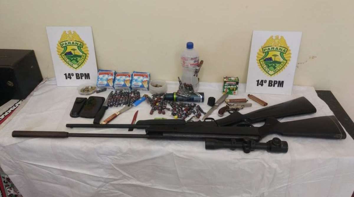 Armas e munições foram apreendidas pela polícia