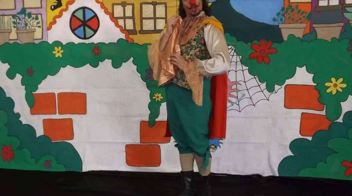 Paulo Rangel, interpretando Rei Atchim, contracena com João Pedro Barros (Arauto) e Indieslay Meneguiti (Feiticeira Maga)