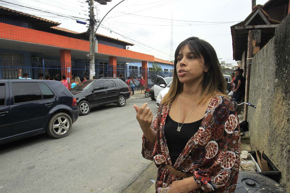 Suite do caso do menino que botou fogo na carteira escolar dentro da sala de aula na  Escola municipal Teotônio Vilela, em Itaguaí. Na foto,janelas quebradas                            