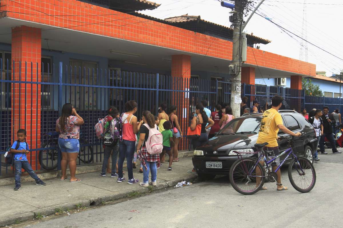 Suite do caso do menino que botou fogo na carteira escolar dentro da sala de aula na  Escola municipal Teotônio Vilela, em Itaguaí. Na foto,janelas quebradas                            