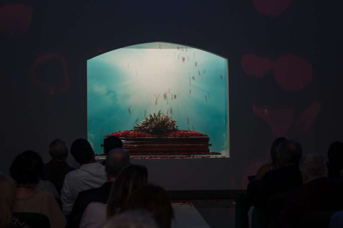 Capela com chuvas de pétalas sobre caixão é novidade no Cemitério da Penitência