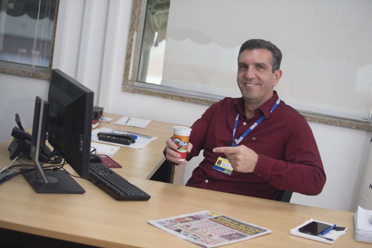 O Jornal O Dia e Meia Hora lançam um novo produto no mercado, o Guara-Hora, um delicioso refresco de guaraná. Funcionários da empresa foram os primeiros a receberem o guaraná. Na foto o presidente Marcos Sales. Foto: Daniel Castelo Branco / Agência O Dia
