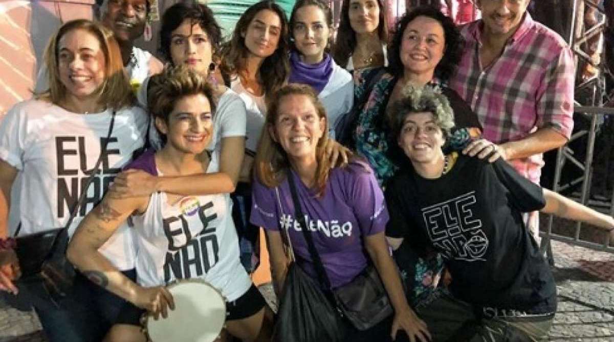 A atriz Cris Vianna, Sophie Charlotte, Françoise Forton, a apresentadora Fernanda Lima, Paula Lavigne e o ator Daniel Oliveira durante a manifestação na Cinelândia