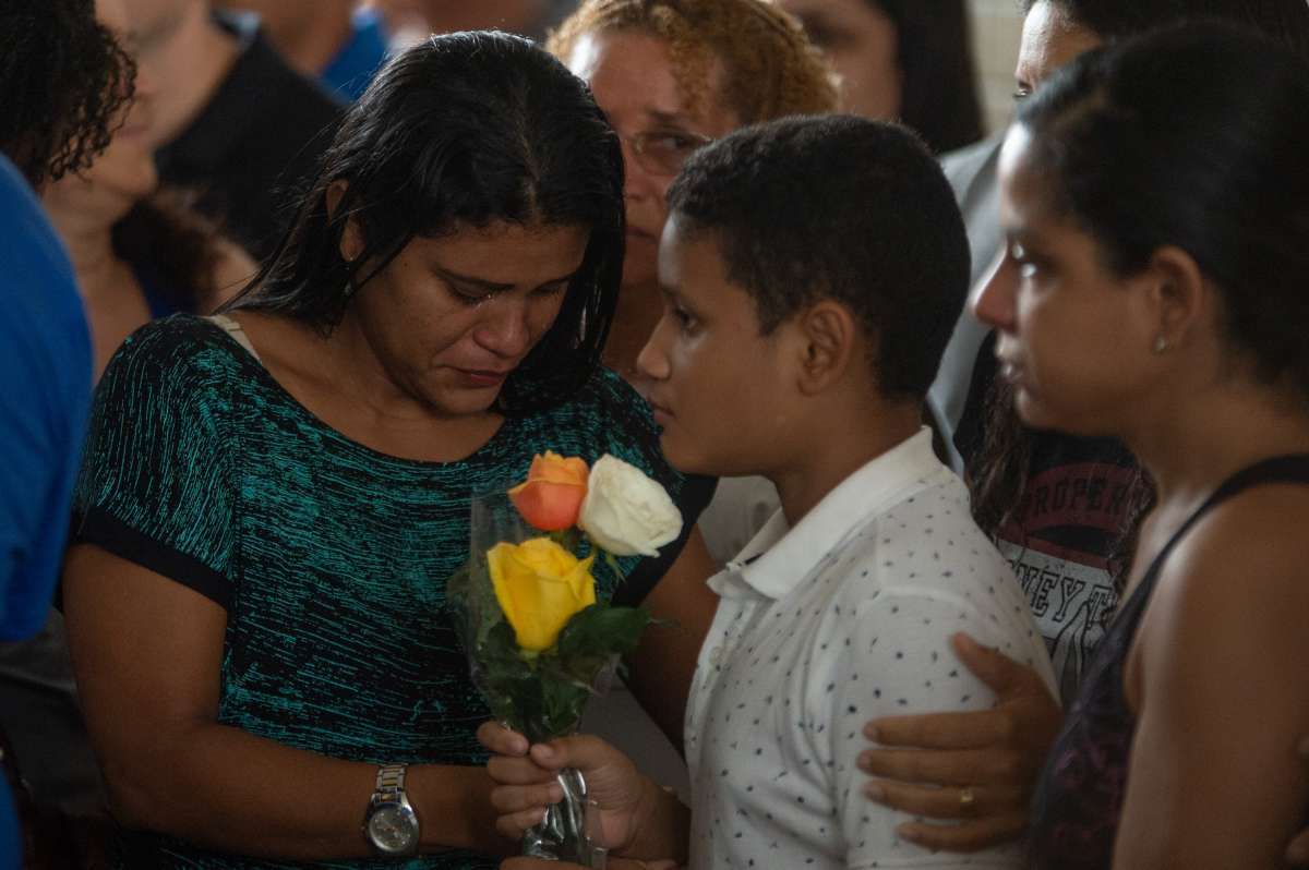 Rio,29/09/2018 - Enterro do Chefe de cozinha Assassinado - Foi enterrado na manh&atilde; deste s&aacute;bado, 29/09/18, o chefe de cozinha Francisco Vilmar Peres que foi assassinado quando tentava impedir o roubo do celular do filho, cemit&eacute;rio do Caj&uacute;, zona portu&aacute;ria do Rio de Janeiro.Foto: Armando Paiva/ Ag&ecirc;ncia O Dia  Cidade, Rio de Janeiro, Enterro, Policia, Homic&iacute;dio, Chefe de Cozinha.