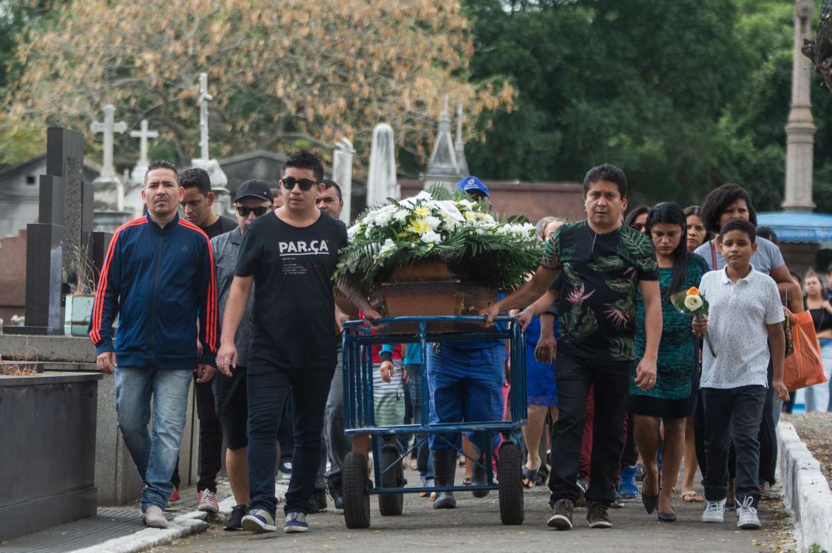 Rio,29/09/2018 - Enterro do Chefe de cozinha Assassinado - Foi enterrado na manh&atilde; deste s&aacute;bado, 29/09/18, o chefe de cozinha Francisco Vilmar Peres que foi assassinado quando tentava impedir o roubo do celular do filho, cemit&eacute;rio do Caj&uacute;, zona portu&aacute;ria do Rio de Janeiro.Foto: Armando Paiva/ Ag&ecirc;ncia O Dia  Cidade, Rio de Janeiro, Enterro, Policia, Homic&iacute;dio, Chefe de Cozinha.