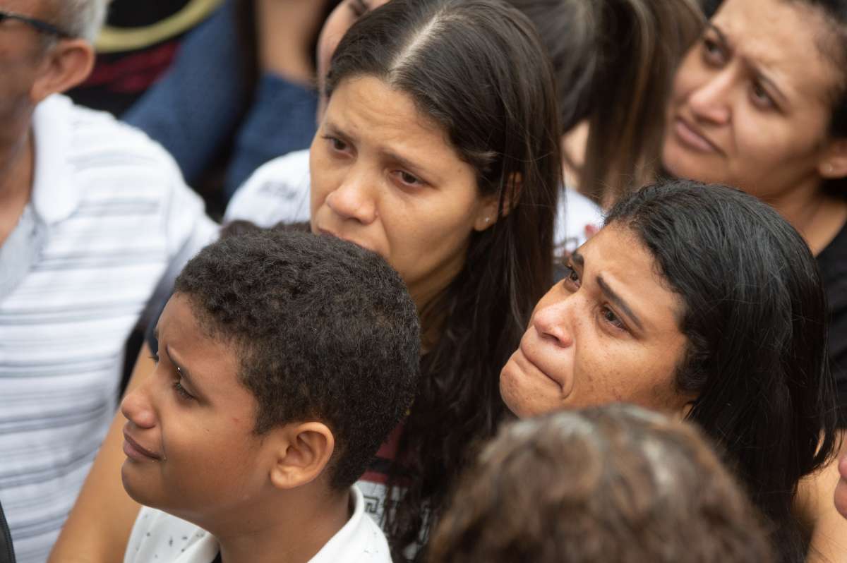 Rio,29/09/2018 - Enterro do Chefe de cozinha Assassinado - Foi enterrado na manh&atilde; deste s&aacute;bado, 29/09/18, o chefe de cozinha Francisco Vilmar Peres que foi assassinado quando tentava impedir o roubo do celular do filho, cemit&eacute;rio do Caj&uacute;, zona portu&aacute;ria do Rio de Janeiro.Foto: Armando Paiva/ Ag&ecirc;ncia O Dia  Cidade, Rio de Janeiro, Enterro, Policia, Homic&iacute;dio, Chefe de Cozinha.