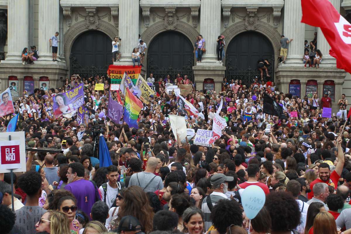 2018-09-29- Mulheres Contra Bolsonaro - Protesto de mulheres contra o candidato a presidência da República, Jair Messias Bolsonaro. Foto de Maíra Coelho / Agência O Dia. Cidade, Política, Jair, Bolsonaro, Manifestação, Mulheres, feministas, Luta, Eleição, 2018