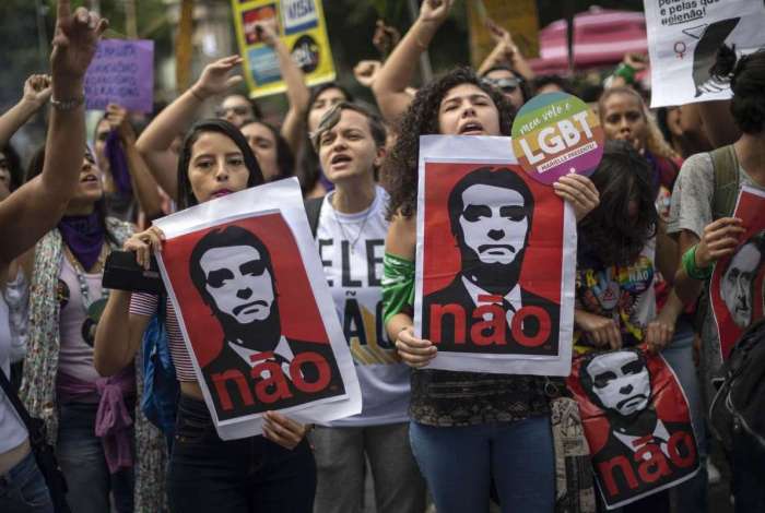 Mulheres tomam as ruas em protesto contra Jair Bolsonaro