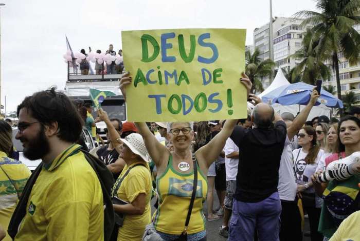 Em meio a onda de protestos, manifestantes também apoiam Bolsonaro na praia de Copacabana, Zona Sul da cidade do Rio de Janeiro, neste sábado