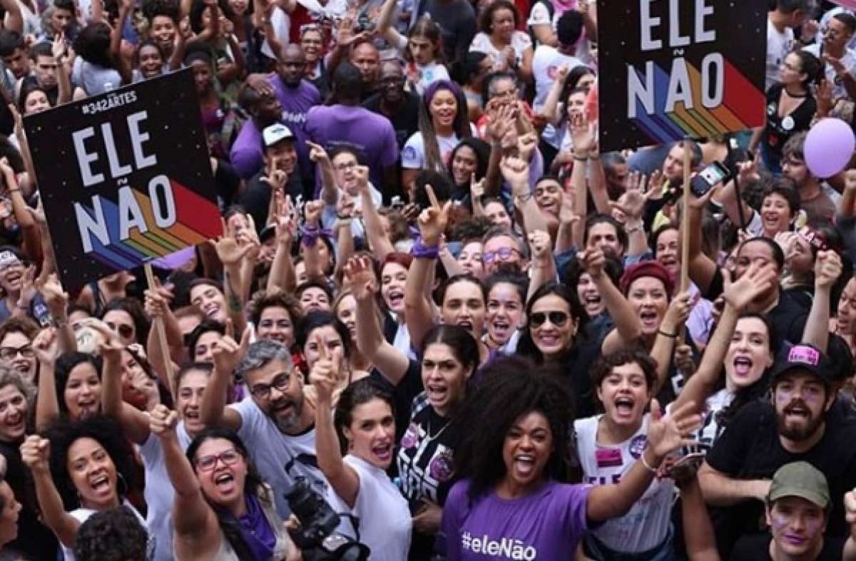 A atriz Cris Vianna, Sophie Charlotte, Fran&ccedil;oise Forton, a apresentadora Fernanda Lima, Paula Lavigne e o ator Daniel Oliveira durante a manifesta&ccedil;&atilde;o na Cinel&acirc;ndia
