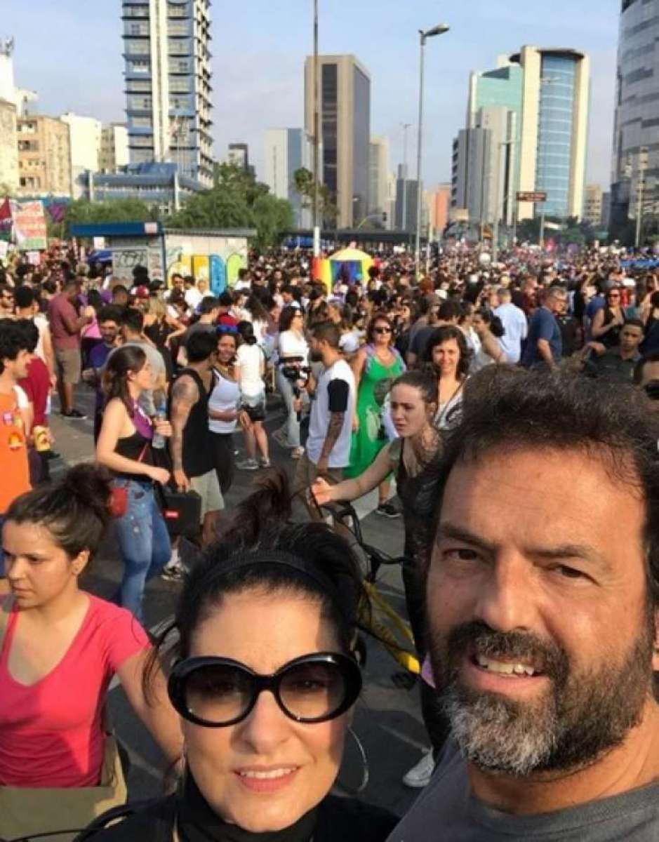 A atriz Cris Vianna, Sophie Charlotte, Françoise Forton, a apresentadora Fernanda Lima, Paula Lavigne e o ator Daniel Oliveira durante a manifestação na Cinelândia