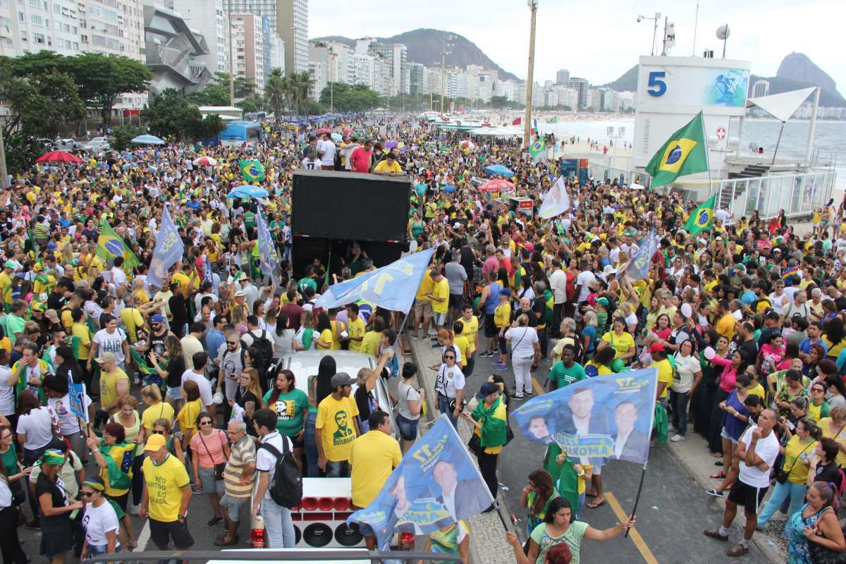 Manifestantes A Favor De Bolsonaro Se Reúnem Em Copacabana Rio De Janeiro O Dia 0449