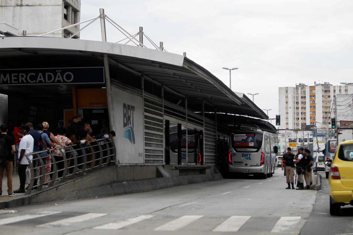 Primeiro dia de advertencia aos caloteiros do BRT, Foiram distribuidos panfletos  avisando sobre as multas,Tatiana Mendes ispet&oacute;ra da Guarda Municipal  entregou panfletos na esta&ccedil;&atilde;o da Taquara.Madureira
Foto  Severino  Silva Agencia O Dia