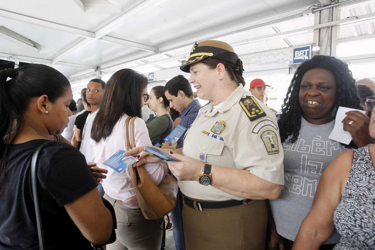 Primeiro dia de advertencia aos caloteiros do BRT, Foiram distribuidos panfletos  avisando sobre as multas,Tatiana Mendes ispetóra da Guarda Municipal  entregou panfletos na estação da Taquara.
Foto  Severino  Silva Agencia O Dia
