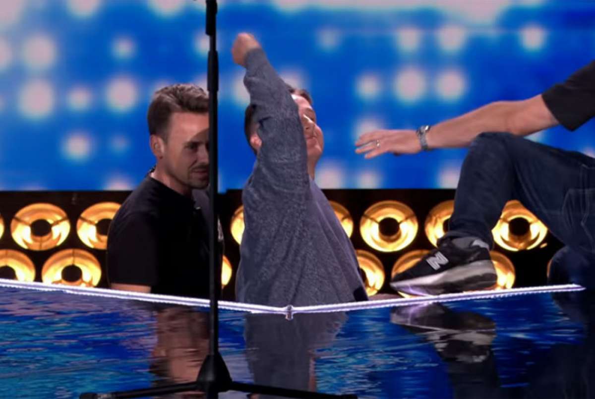 Robbie Williams se assusta com a queda do participante Tommy Ludford