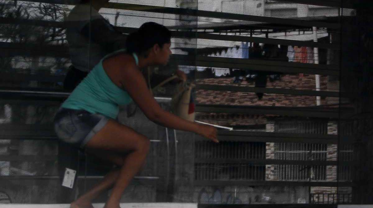 Primeiro dia de advertencia aos caloteiros do BRT, Foiram distribuidos panfletos  avisando sobre as multas,Tatiana Mendes ispetóra da Guarda Municipal  entregou panfletos na estação da Taquara.
Foto  Severino  Silva Agencia O Dia