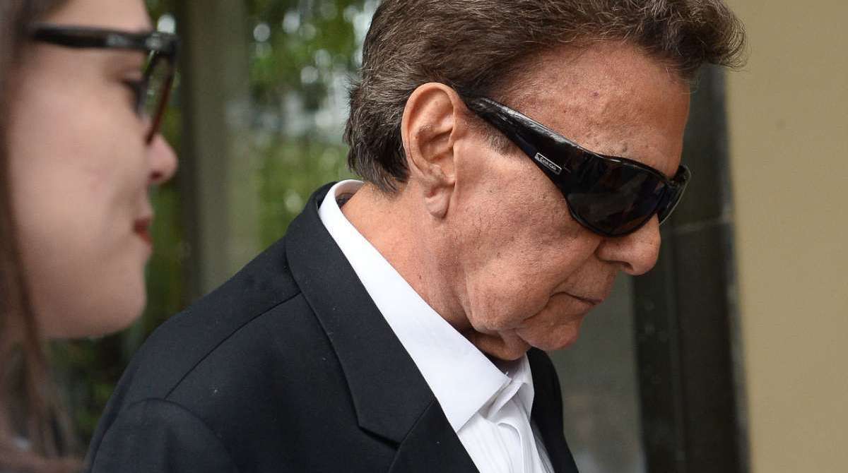 Aguinaldo Rayol no velório de Angela Maria