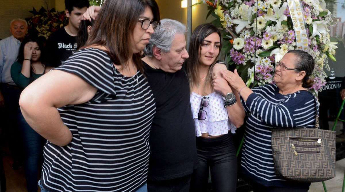 Amigos, familiares e fãs no velório de Angela Maria