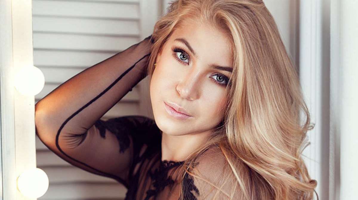 Daria Glushakova flagrou marido dentro de uma sauna acompanhado por uma mulher nua