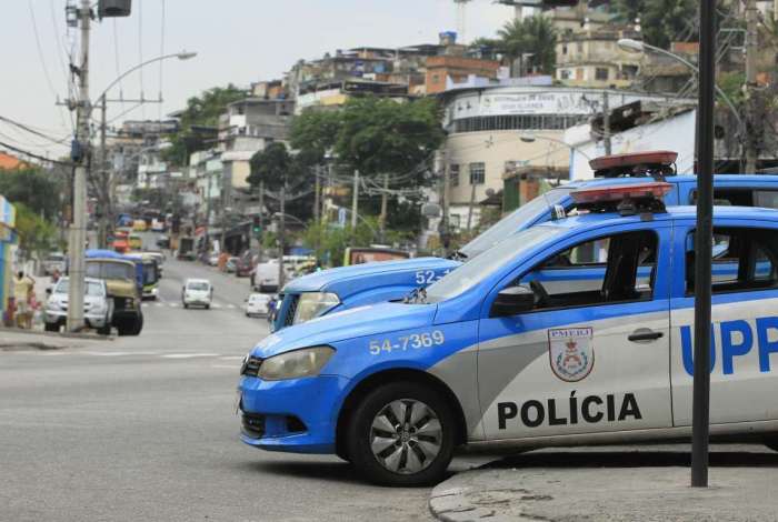 Policiais da UPP do Alemão na Avenida Itararé