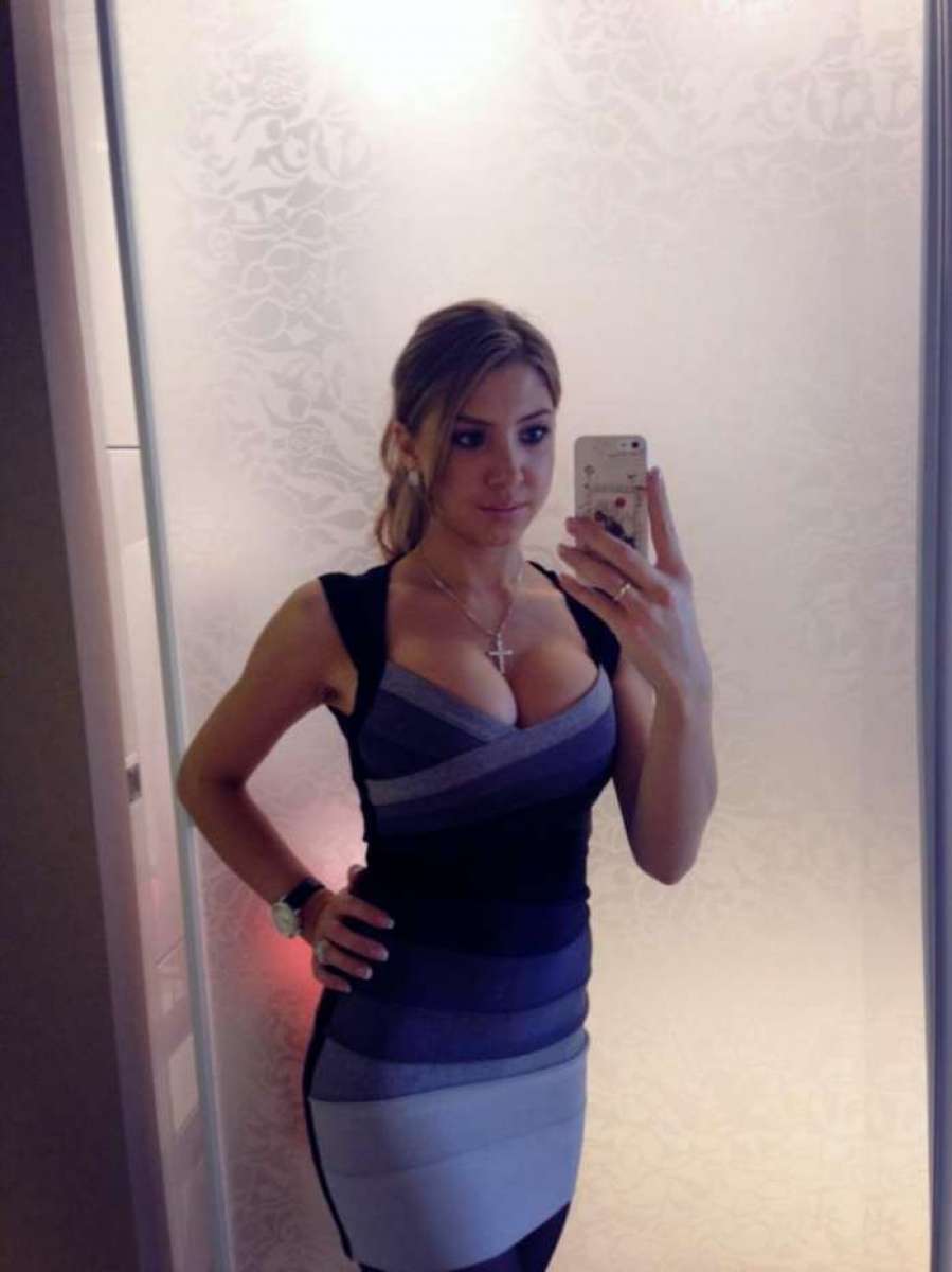 Daria Glushakova flagrou marido dentro de uma sauna acompanhado por uma mulher nua