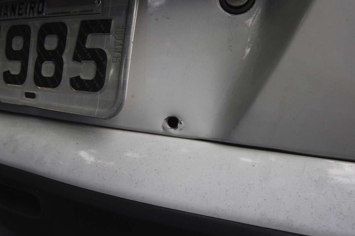 Marcas do tiroteio entre bandidos e policia   em Copacabana Zona Sul do Rio deixou um morador ferido e muita gente com medo,carros e paredes com as marcas.
Foto  Severino  Silva Agencia O Dia