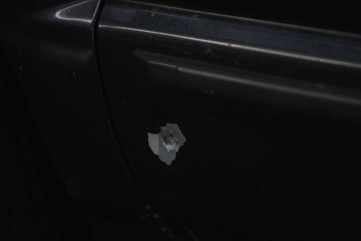 Marcas do tiroteio entre bandidos e policia   em Copacabana Zona Sul do Rio deixou um morador ferido e muita gente com medo,carros e paredes com as marcas.
Foto  Severino  Silva Agencia O Dia