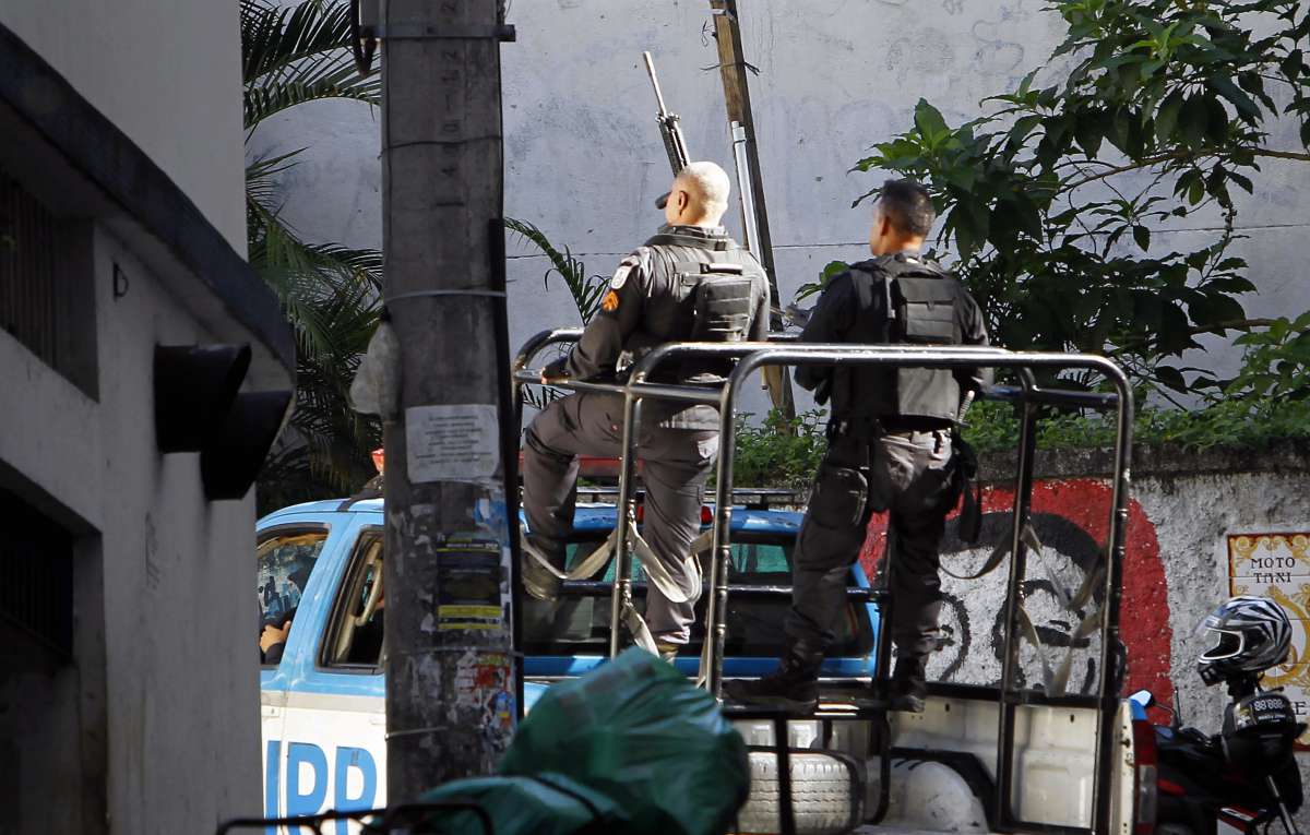Policiais de outras UPPS, unidade de polciai pacificadora chegado para reforço durante uma troca de tiros entre policia e bandido no Morro Chapeu Mangueira no Leme Zona Sul do Rio,
Foto Severino Silva Agencia O Dia
