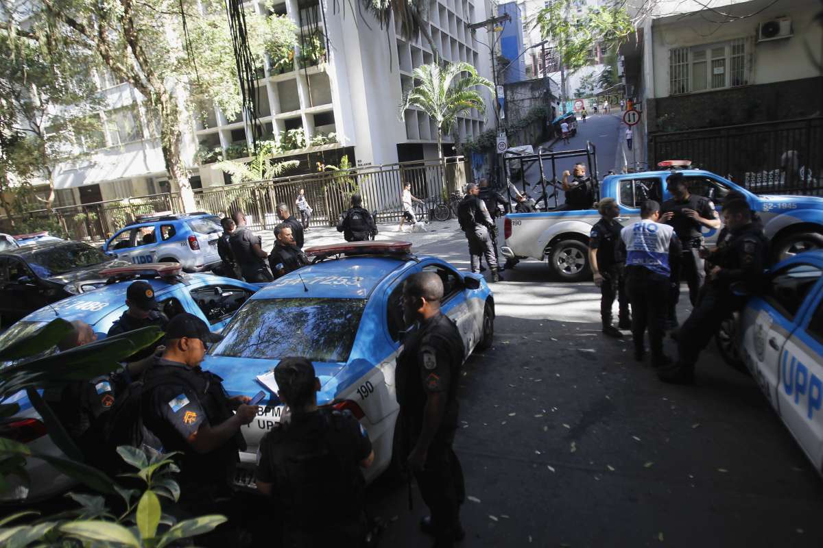 Policiais de outras UPPS, unidade de polciai pacificadora chegado para reforço durante uma troca de tiros entre policia e bandido no Morro Chapeu Mangueira no Leme Zona Sul do Rio,
Foto Severino Silva Agencia O Dia