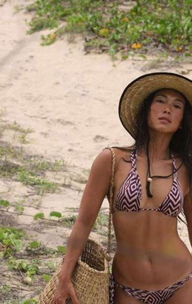 Danni Suzuki posa de biqu&iacute;ni e exibe corp&atilde;o