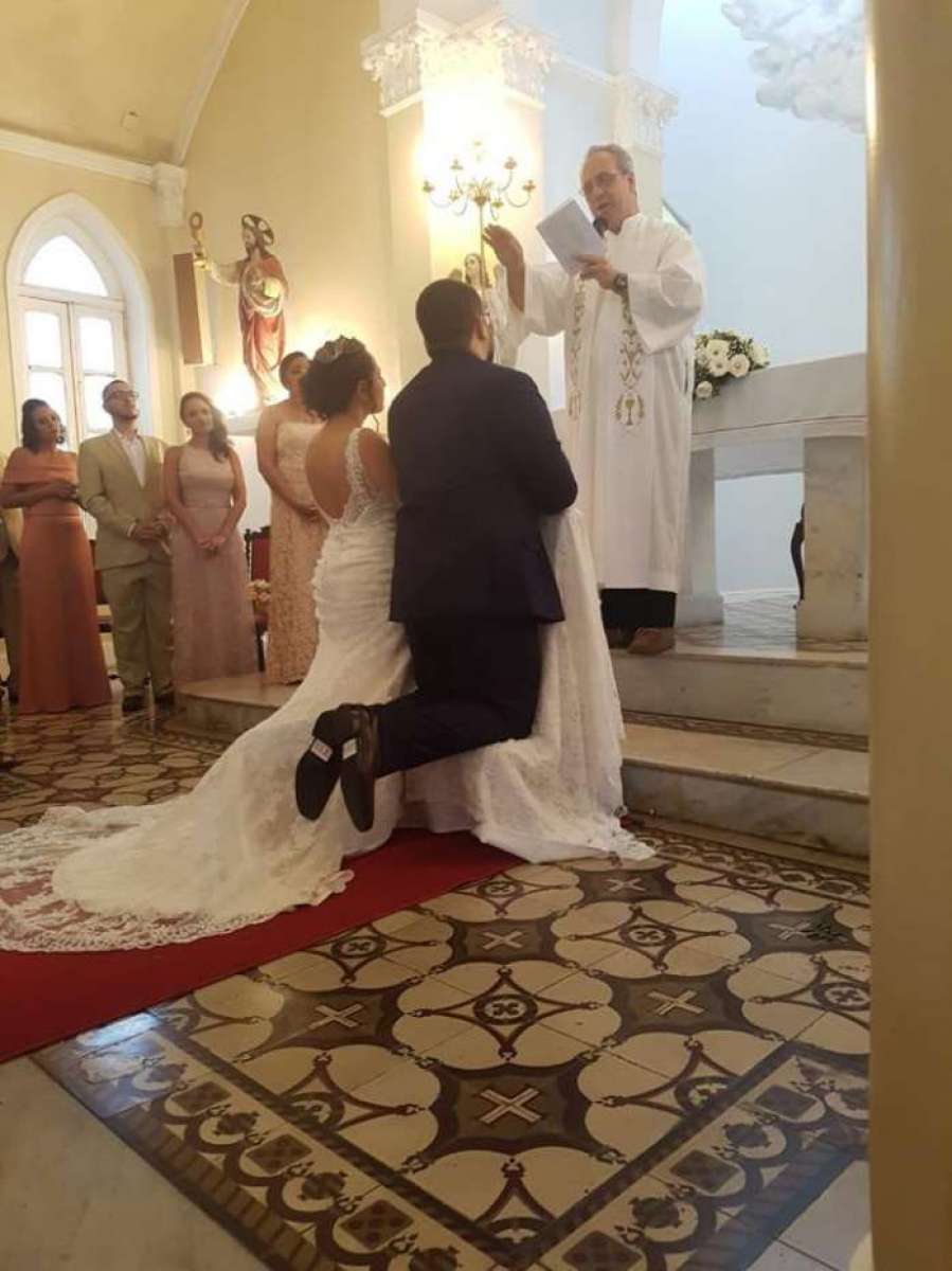 Noivo leva #EleNão ao altar e foto viraliza na web