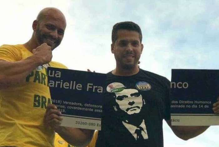 Candidatos a deputado pelo PSL quebram placa de rua em homenagem a Marielle Franco
