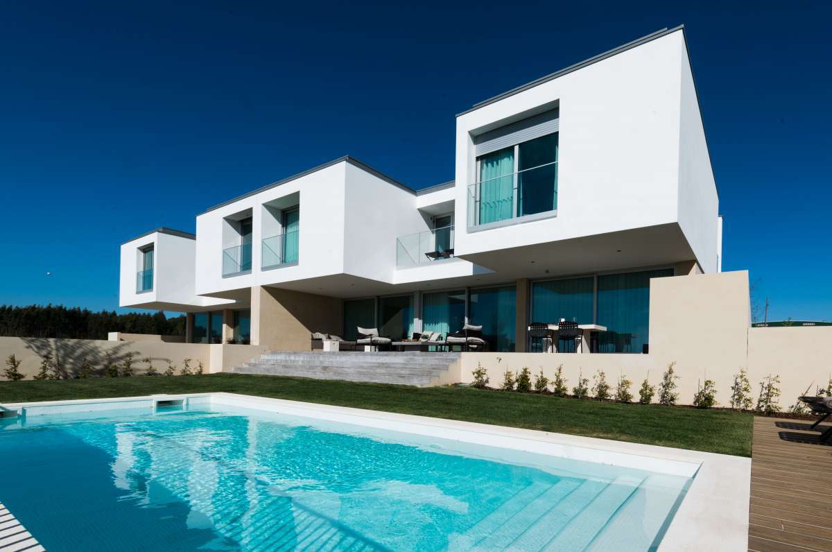 Com a febre dos brasileiros, fugindo da violência e crise econômica, indo morar em Portugal (só no ano passado, 80 mil brasileiros fixaram moradia em terras lusitanas) o mercado imobiliário está tão aquecido, que grupos portugueses especialistas em compra e venda de de imóveis, estão se antecipando e vindo ao Brasil em busca de futuros clientes além mar, de poder aquisitivo maior. O pioneiro é o Belas Clube de Campo, que neste dia 8 de outubro, no Rio de Janeiro, dá continuidade ao Roadshow pelo Brasil, e que se inicia em São Paulo, no dia 3. Gilberto Jordan, No Rio, o grupo, liderado pelos brasileiros André e Gilberto Jordan, apresentará novas oportunidades de investimento em evento na Casa Julieta de Serpa, que podem variar de R$ 2 milhões a R$ 5,5 milhões. Foto - Divulgação