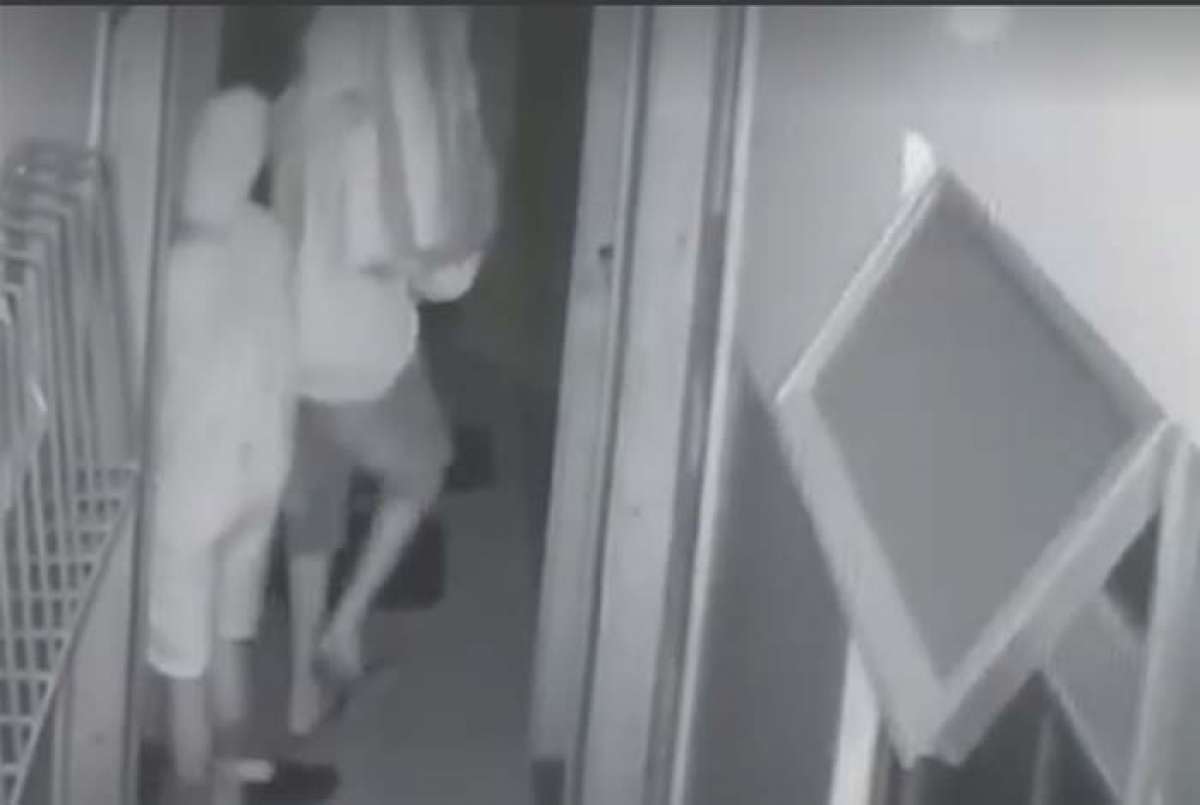 Câmeras de segurança flagraram duas pessoas deixando a residência de Lucas com televisão e roteador 