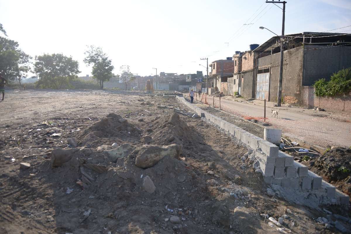 Terreno, que antes servia como ponto de despejo irregular, agora com área limpa e aterrada para receber infraestrutura de uma praça de lazer e um Ecoponto da Comlurb